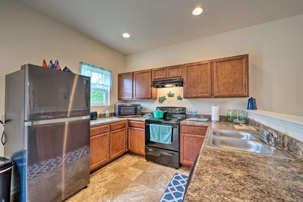 Modern Coastal Condo With Patio 1 Mi To Beaches! Carolina Beach Bagian luar foto
