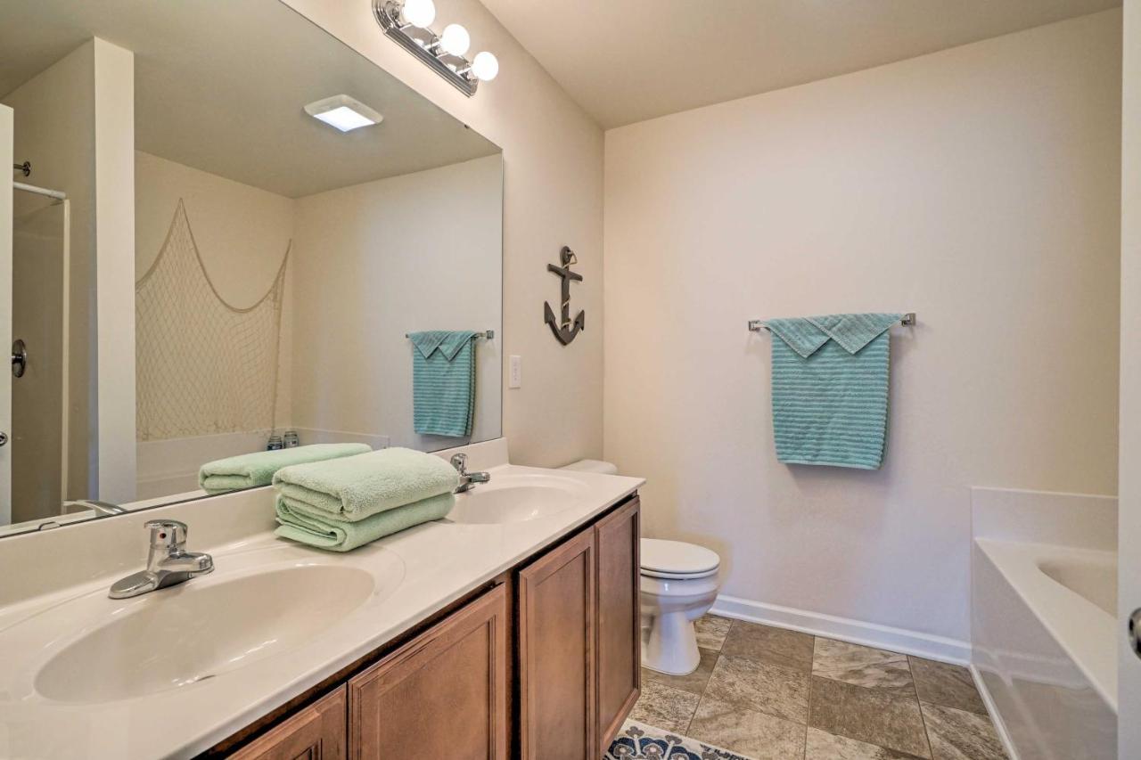 Modern Coastal Condo With Patio 1 Mi To Beaches! Carolina Beach Bagian luar foto