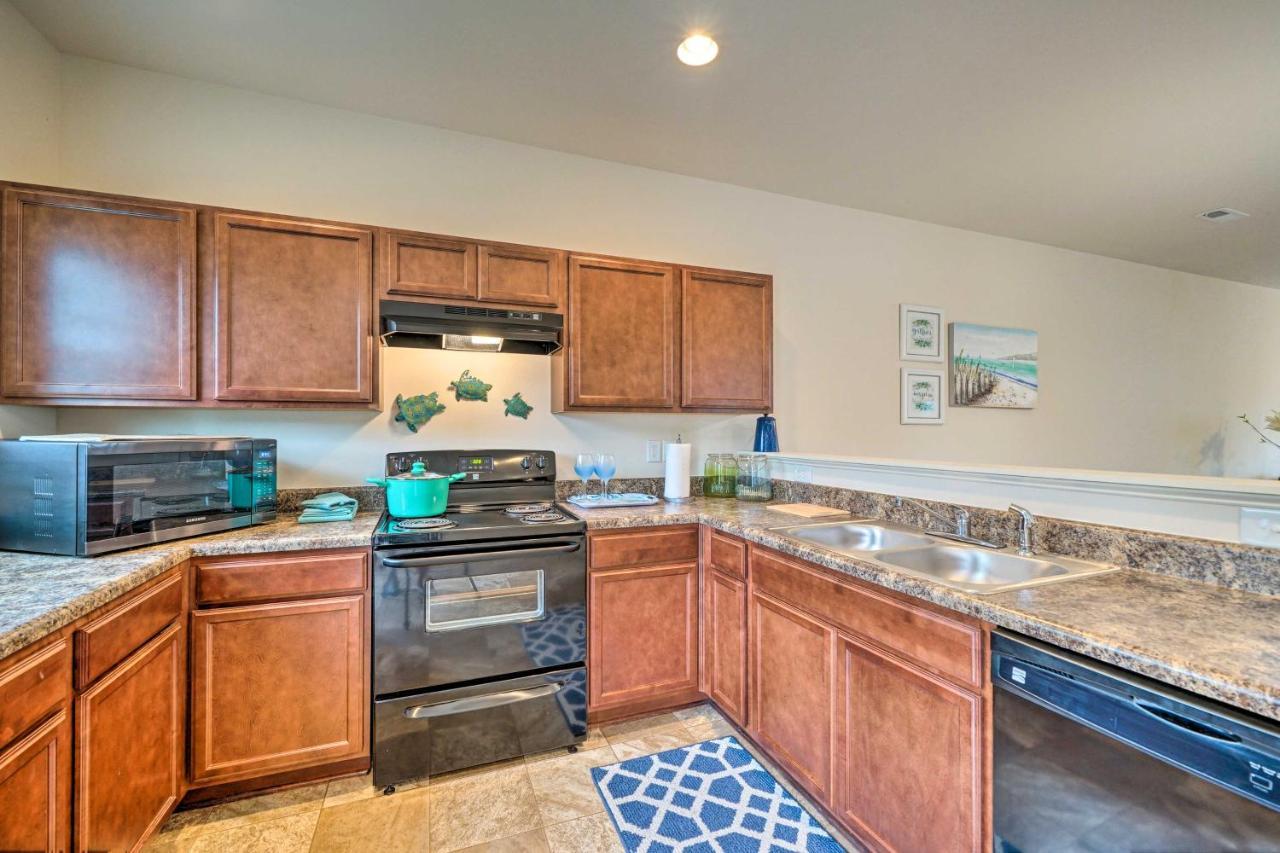 Modern Coastal Condo With Patio 1 Mi To Beaches! Carolina Beach Bagian luar foto