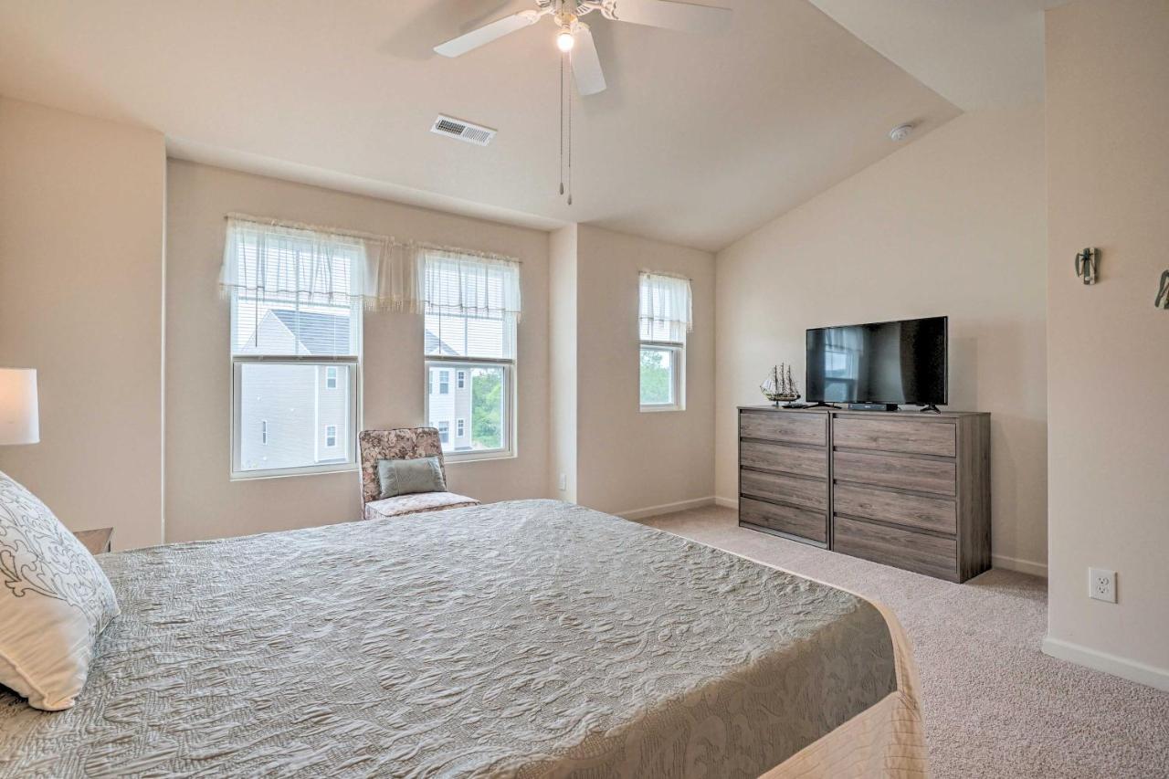Modern Coastal Condo With Patio 1 Mi To Beaches! Carolina Beach Bagian luar foto