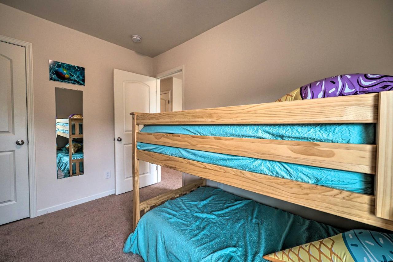 Modern Coastal Condo With Patio 1 Mi To Beaches! Carolina Beach Bagian luar foto