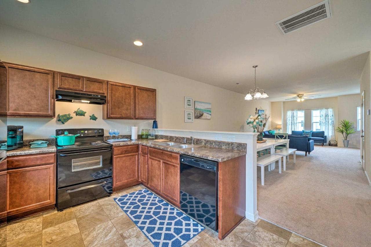 Modern Coastal Condo With Patio 1 Mi To Beaches! Carolina Beach Bagian luar foto