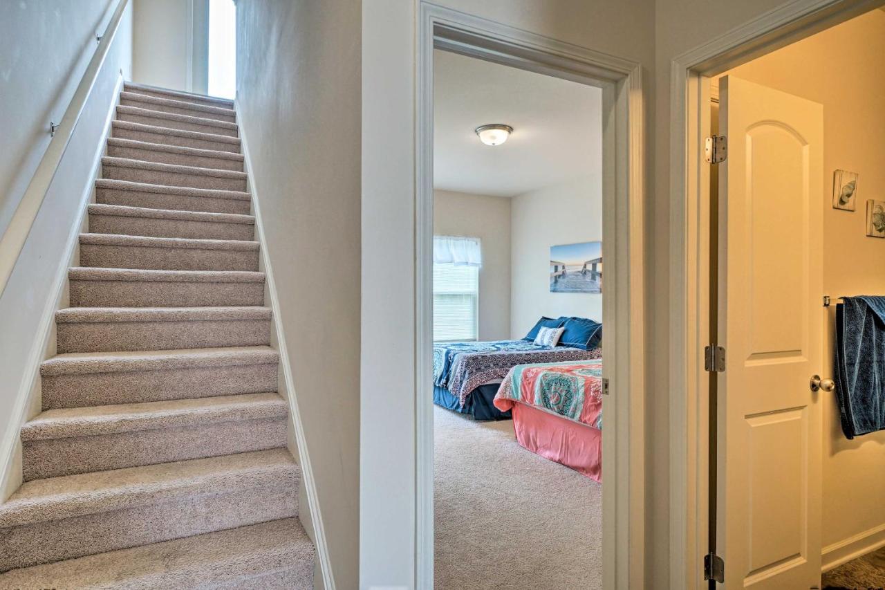 Modern Coastal Condo With Patio 1 Mi To Beaches! Carolina Beach Bagian luar foto