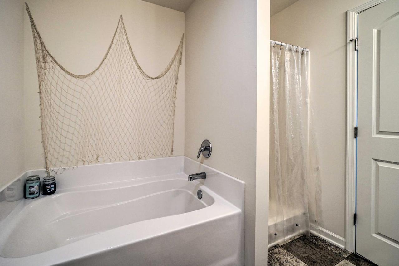 Modern Coastal Condo With Patio 1 Mi To Beaches! Carolina Beach Bagian luar foto
